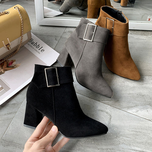 Damen nan elegante Wildlederoptik Stiefelette mit mittelhohem Blockabsatz und breitem Schnallenriemen Echo Archiv