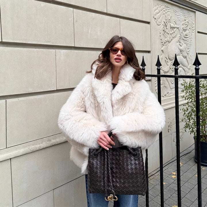 Damen Kurzmantel aus voluminösem Faux‑Fur mit gerundetem Schalkragen und kastiger Silhouette Echoarchiv