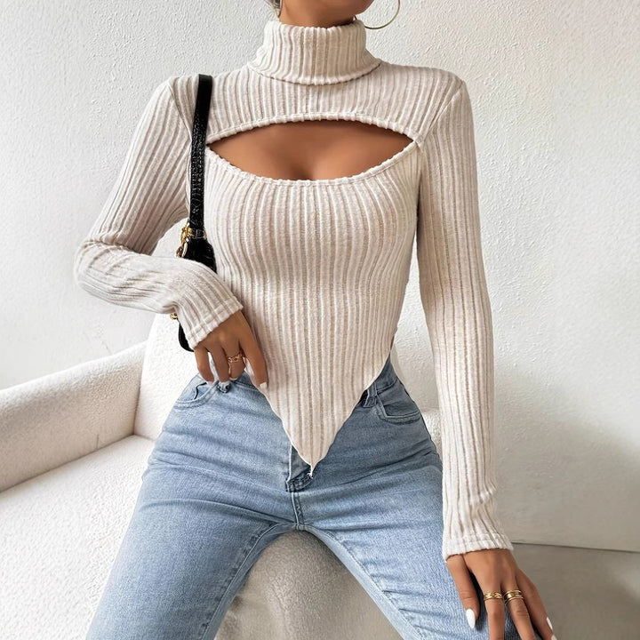 Damen geripptes Rollkragen-Top mit Cut-Out, spitz zulaufendem Zipfel-Saum und figurbetonter Stretch-Passform – Avérine