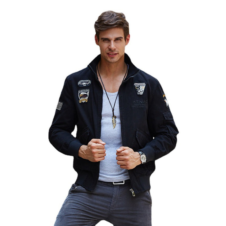 Herren kurz geschnittener Fliegerblouson aus Canvas mit Emblem‑Aufnähern und Ärmeltasche Echoarchiv