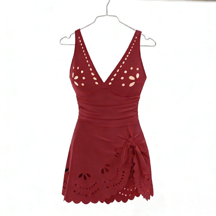 Damen Eleganter Badeanzug mit modischen Ausschnitten und Rüschendetails Echo Archiv