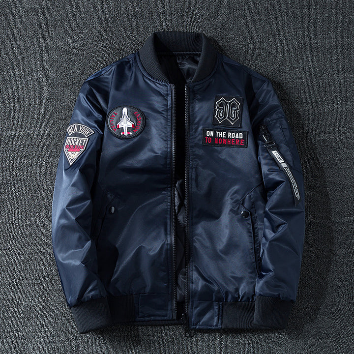 Männermode  bestickte Patch Satin-Optik Bomberjacke mit gerippten Besätzen und Utility-Ärmel-Tag Echo Archiv