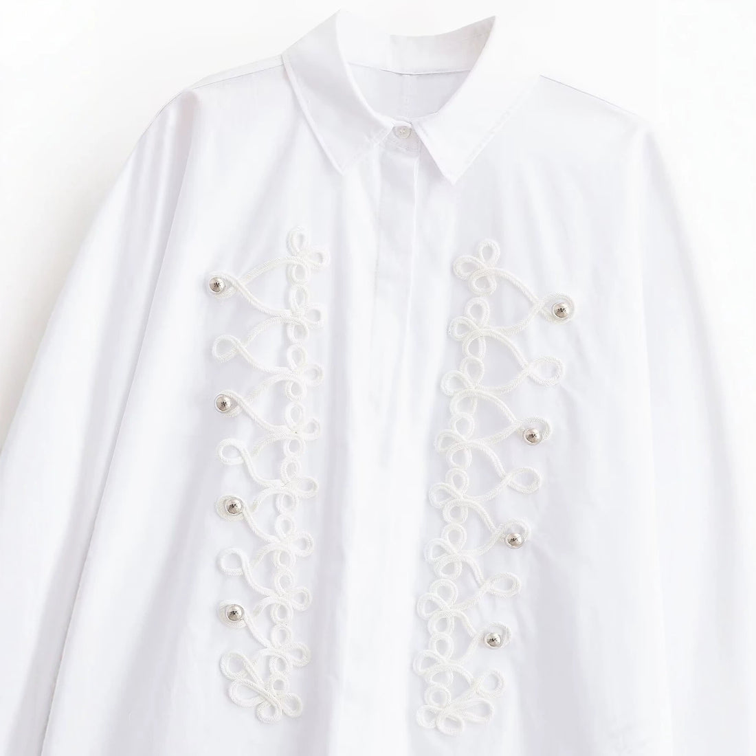 Damen Bluse mit dekorativen Froschverschlüssen und Zierkordeln Echo Archiv