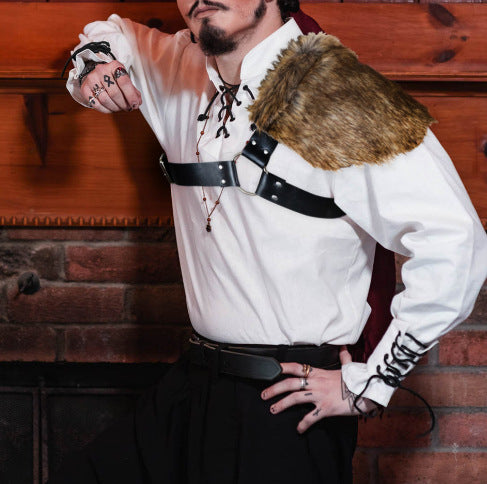 Herren asymmetrisches Schulterharness mit Kunstfell‑Schultercape und verstellbaren Lederriemen Echo Archiv