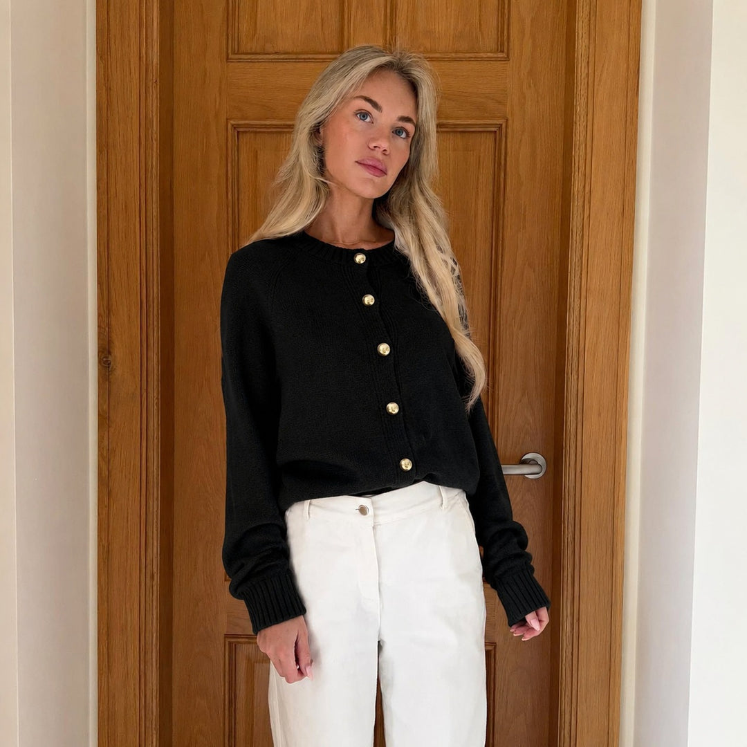 Damen kastiger Feinstrick-Cardigan mit goldfarbenen Zierknöpfen und gerippten Bündchen – Veloura