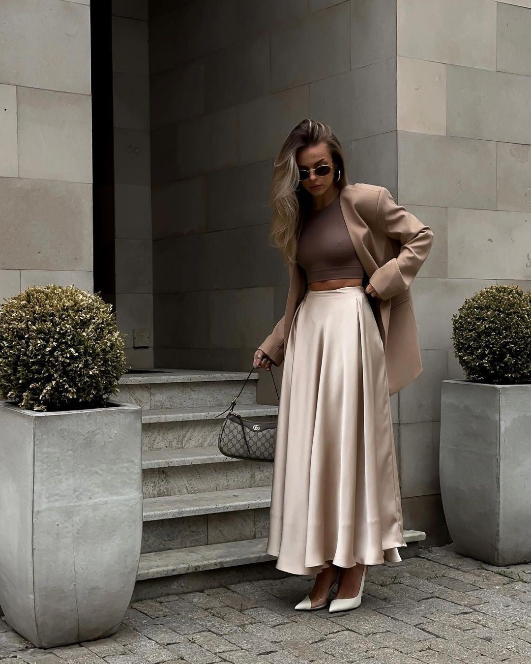 Damen Fließender Satin-Midirock mit hohem Bund und Tellerfalten Echoarchiv