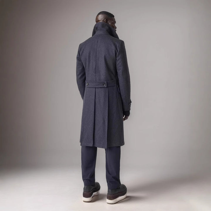 Herren eleganter Dufflecoat mit tiefem Revers und praktischen Taschen Echoarchiv