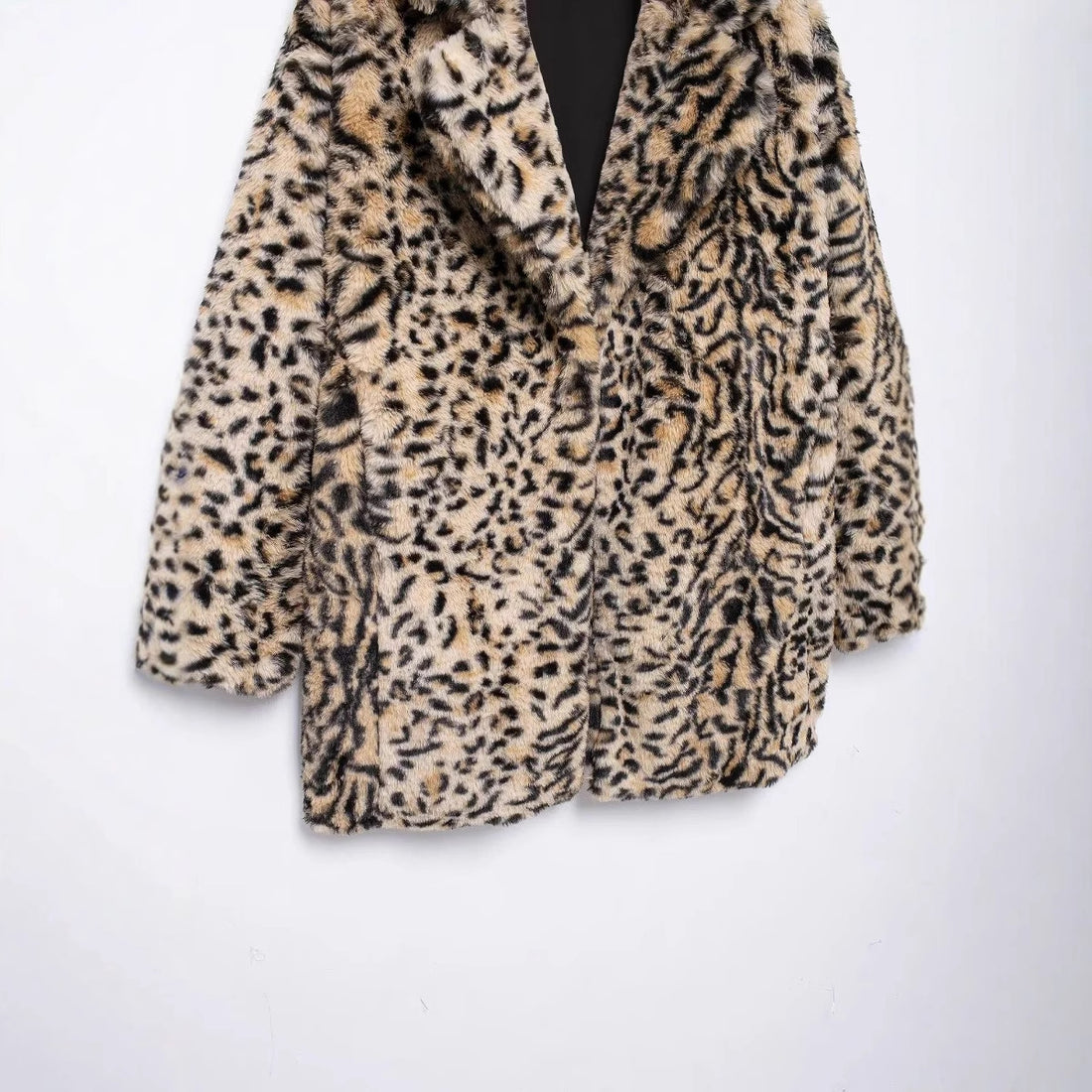 Damen oversized Kunstfellmantel mit Leopardenmuster, voluminösem Schalkragen und praktischen Eingrifftaschen – Montévia