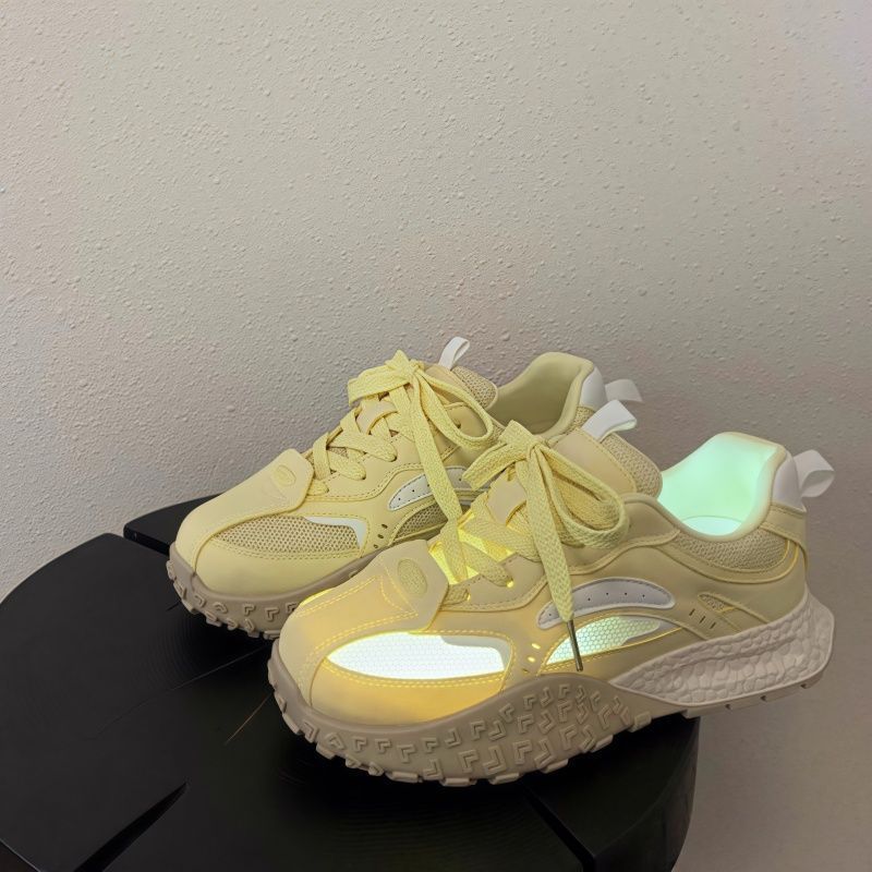 Damen Plateau-Chunky-Sneaker mit reflektierenden Mesh-Einsätzen, gepolstertem Komfortkragen und stoßdämpfender Sohle – Névara