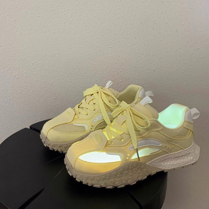 Damen Plateau-Chunky-Sneaker mit reflektierenden Mesh-Einsätzen, gepolstertem Komfortkragen und stoßdämpfender Sohle – Névara