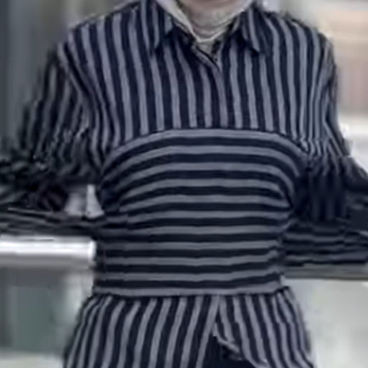 Damen Gestreifte Hemdbluse mit Taillengürtel, längerem Saum und Seitenschlitz Echoarchiv