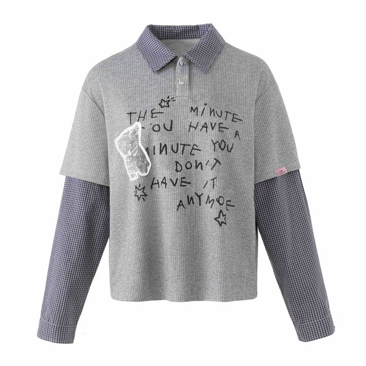 Unisex Lagenlook Strick-Poloshirt mit karierter Einsatzärmeln und Statement-Print Echoarchiv