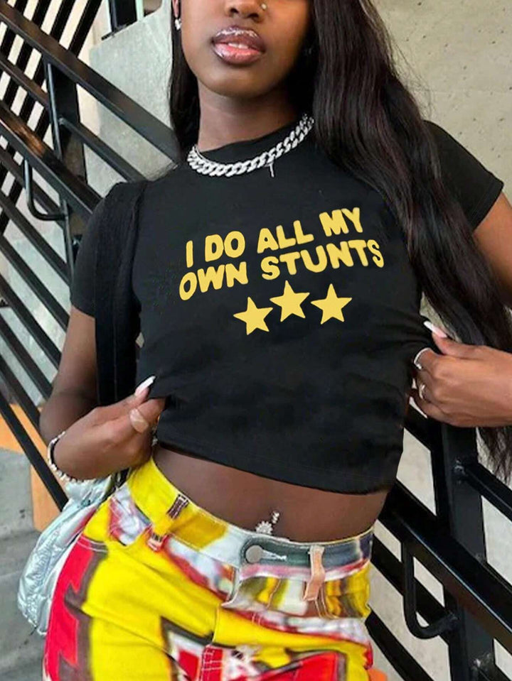 Damen Crop-Top mit kreativem Grafikdesign und modernem Schriftzug Echo Archiv