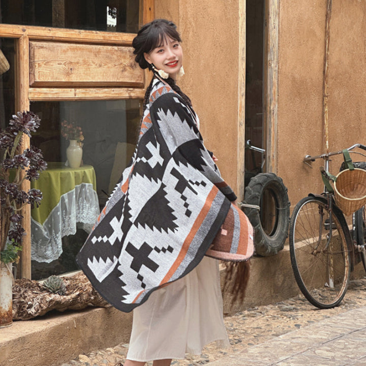 Damen Oversize-Strickcape mit Azteken‑Jacquard, V‑Ausschnitt und weichfallendem Saum Echo Archiv