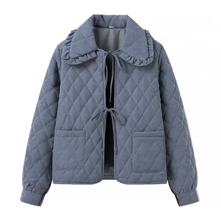 Damen gesteppte Kurzjacke mit Rüschkragen, Bindebändern und aufgesetzten Taschen – Célinea