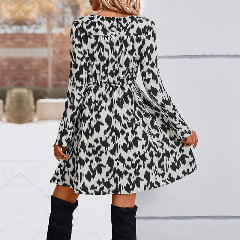 Damen Kleid im A-Linienschnitt mit V-Ausschnitt, elastischer Taille und Ethno-Borte Echoarchiv