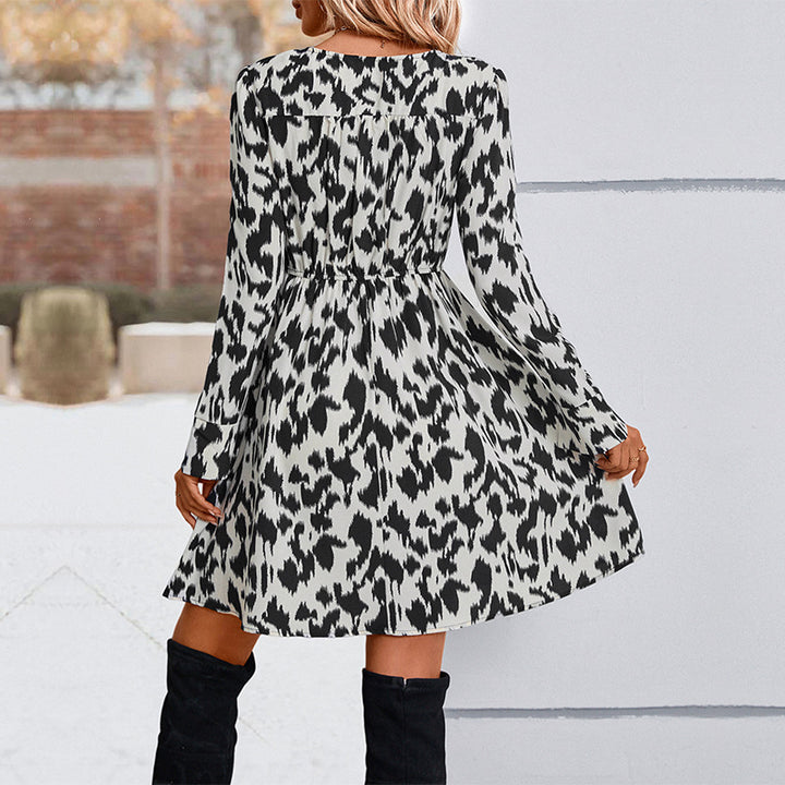 Damen Kleid im A-Linienschnitt mit V-Ausschnitt, elastischer Taille und Ethno-Borte Echoarchiv