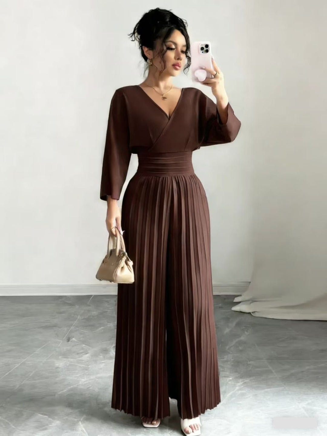 Damen Maxikleid mit Wickeloberteil, Tailliertem Rippbund und Plisseerock – Orélia