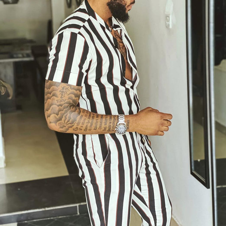 Herren Jumpsuit mit modernem Streifenmuster und durchgehendem Reißverschluss Echoarchiv