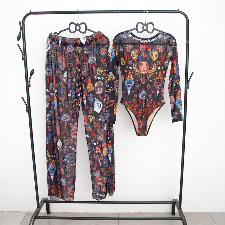 Damen modisches Badeoutfit mit langärmeligen Oberteil und lässigen Pants Echo Archiv