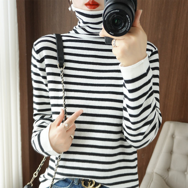 Damen Maritimer Feinstrick-Turtleneck mit feinem Streifenmuster und schlanker Passform Echoarchiv