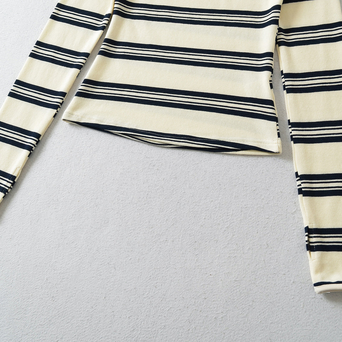 Damen Gestreiftes Feinstrick-Top mit asymmetrischem Herzknopf Echoarchiv