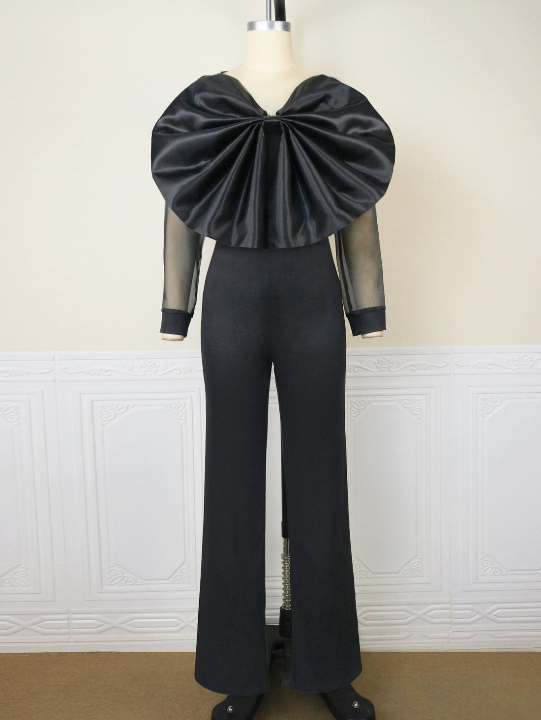 Damen eleganter Jumpsuit mit voluminösem Satinkragen und transparenten Ärmeln – Solévia