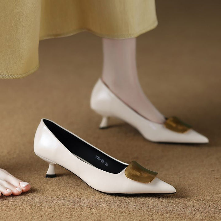 Damen Spitz zulaufende Kitten‑Heel Pumps mit dekorativer Metallapplikation – Lioré