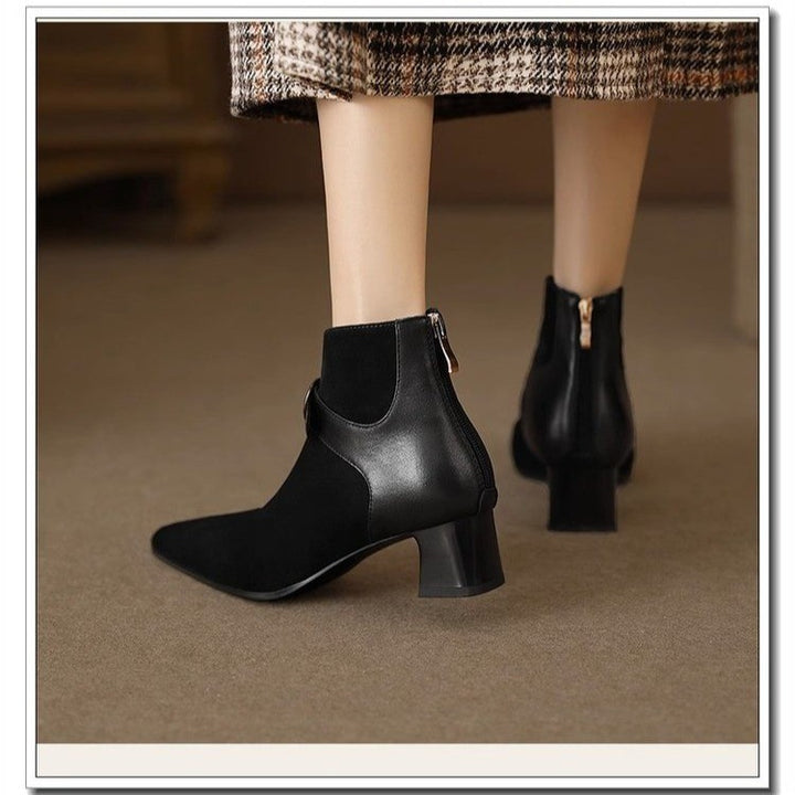 Damen elegante spitze Velours-Ankle-Boots mit mittelhohem Blockabsatz und Zierspange – Varelle