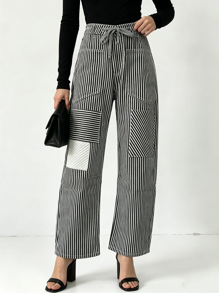 Damen nan High‑Waist Relaxed‑Hose mit vertikalem Streifenmuster, aufgesetzten Knie‑Patches und Kordelzug Echo Archiv