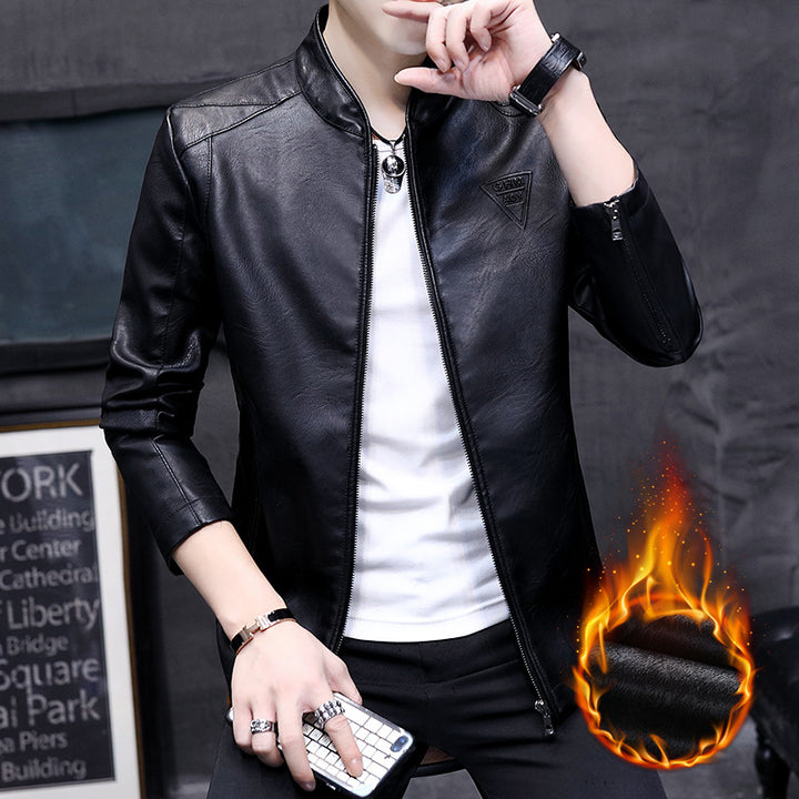 Herren Slim-Fit Kunstleder-Motojacke mit Stehkragen, Zipper-Ärmeln und minimalistischer Logo‑Applikation Echoarchiv