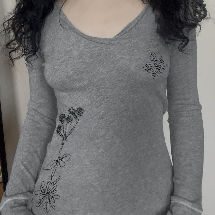 Damen Langärmeliges V-Ausschnitt-Shirt mit feiner Blumenstickerei – Maréline