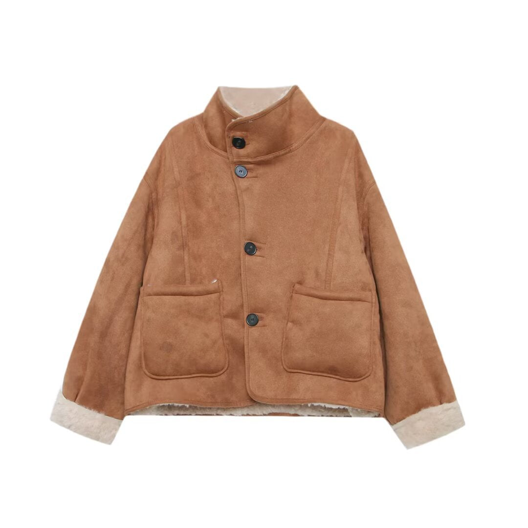 Damen kurze Lammfellimitatjacke mit Stehkragen, großer aufgesetzter Taschen und knöpfbarer Front – Célinea