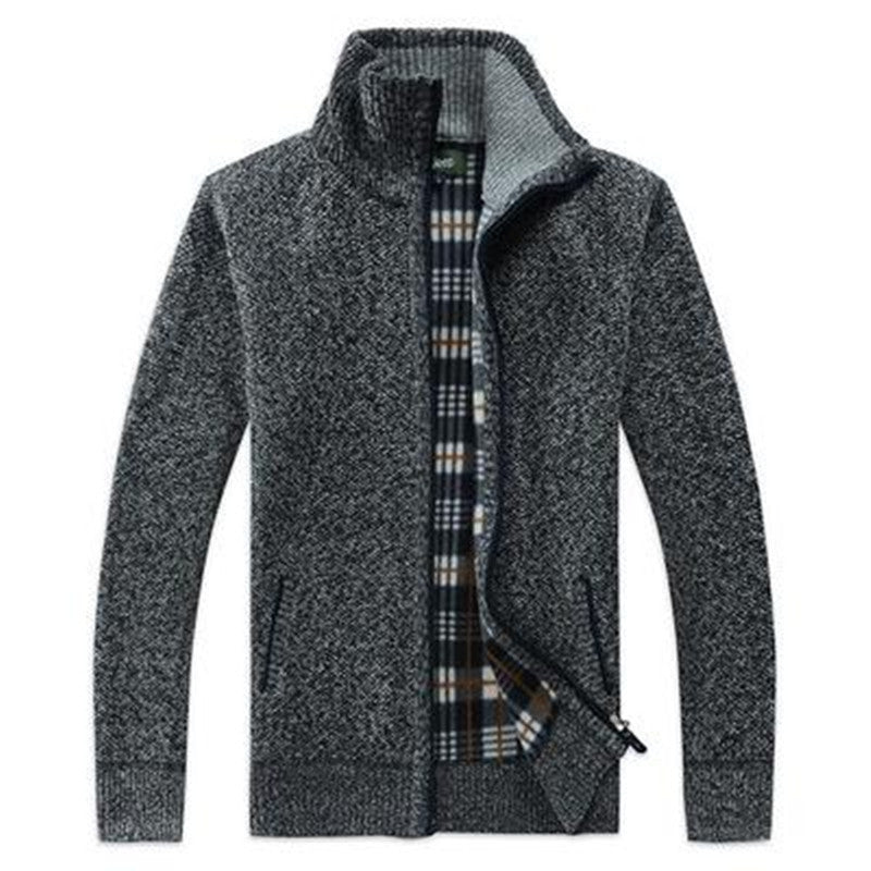 Herren Strickjacke mit hohem Kragen und praktischen Taschen Echoarchiv
