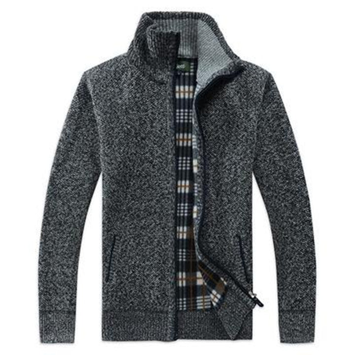 Herren Strickjacke mit hohem Kragen und praktischen Taschen Echoarchiv
