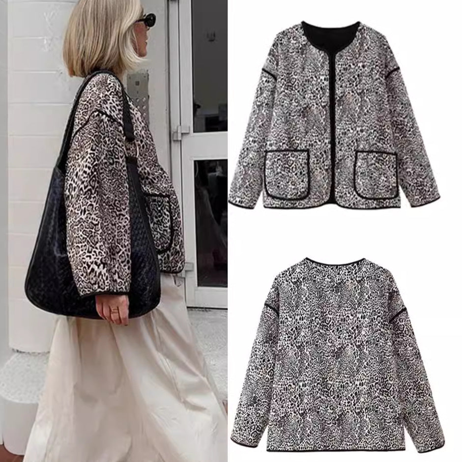 Damen gesteppte Kurzjacke mit Leoprint, offenem Rundhalsausschnitt, kontrastpaspel und aufgesetzten Taschen – Célinea