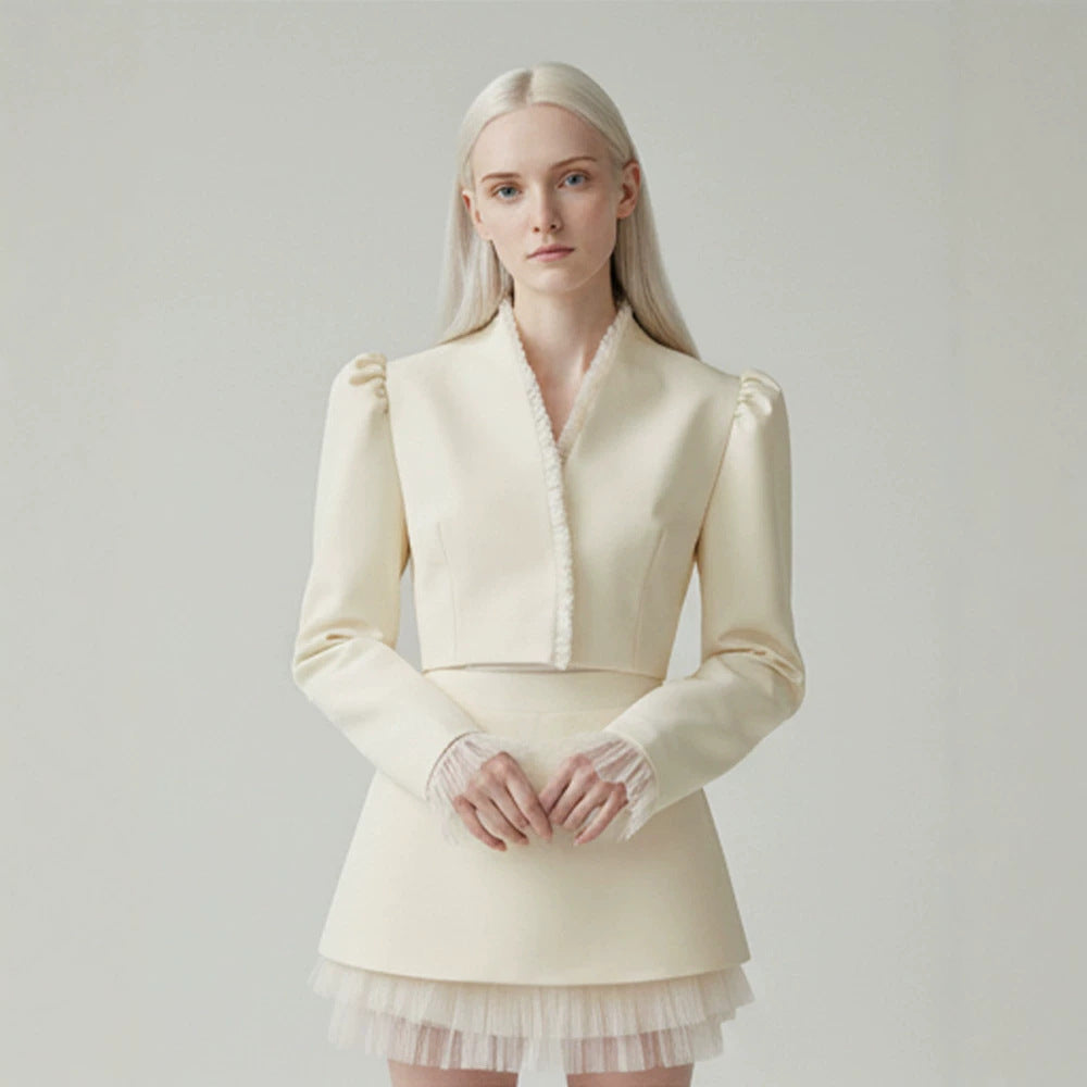 Damen Kurzblazer mit taillierter Cropped-Silhouette, gerafften Schultern und zarten Tüllmanschetten Echoarchiv
