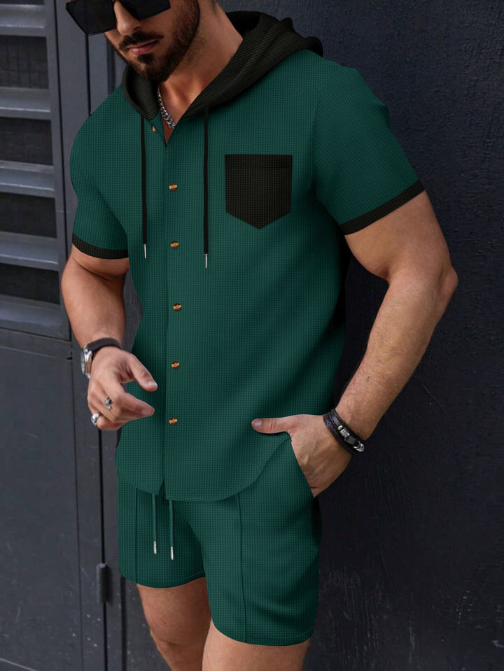 Herren modisches Kurzarm-Hemd mit zugehörigen Shorts und praktischem Kapuzen-Design Echoarchiv