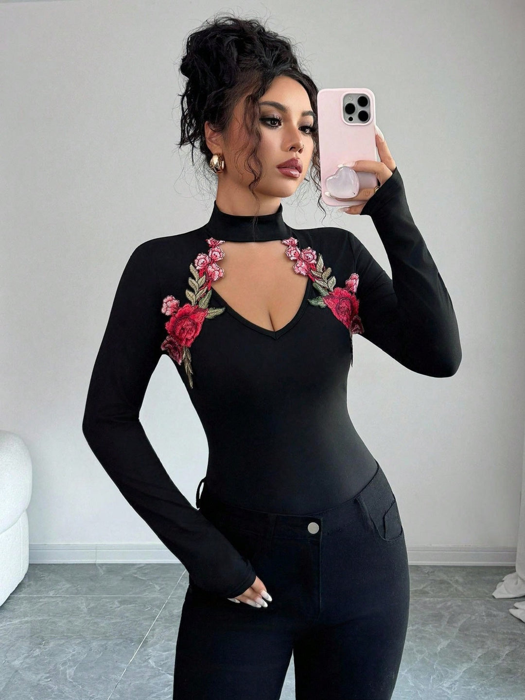Damen nan taillierter Langarm-Body mit Stehkragen, V-Ausschnitt und floraler Stickapplikation Echo Archiv