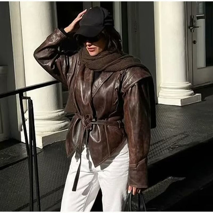 Damen Taillierter Wickel-Lederblazer mit betonten Schulterpuffern und Bindegürtel Echo Archiv