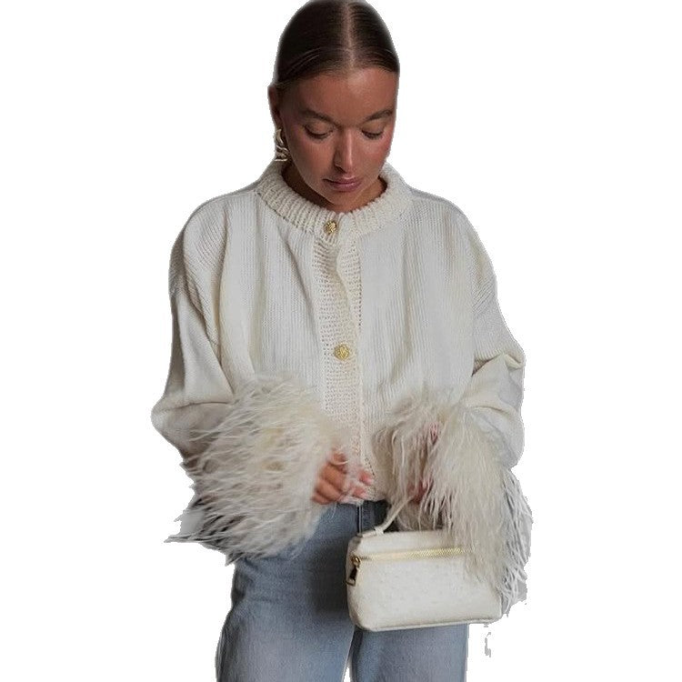 Damen Strickcardigan mit Federbesatz an Ärmelbündchen und goldenen Zierknöpfen Echoarchiv