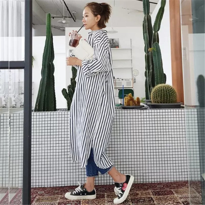 Damen Langes Gestreiftes Hemdmidaxi mit Stehkragen, Oversize‑Schnitt und tiefen Seitenschlitzen Echoarchiv