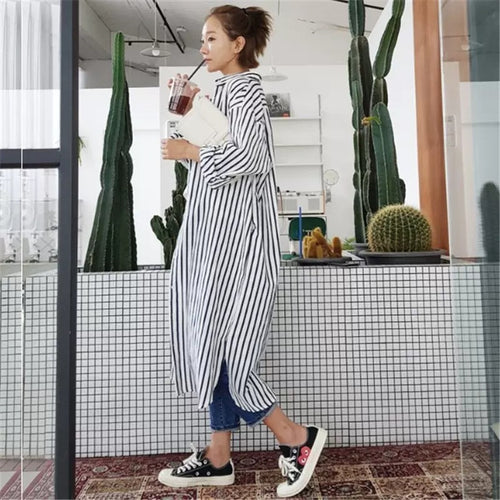 Damen Langes Gestreiftes Hemdmidaxi mit Stehkragen, Oversize‑Schnitt und tiefen Seitenschlitzen Echoarchiv