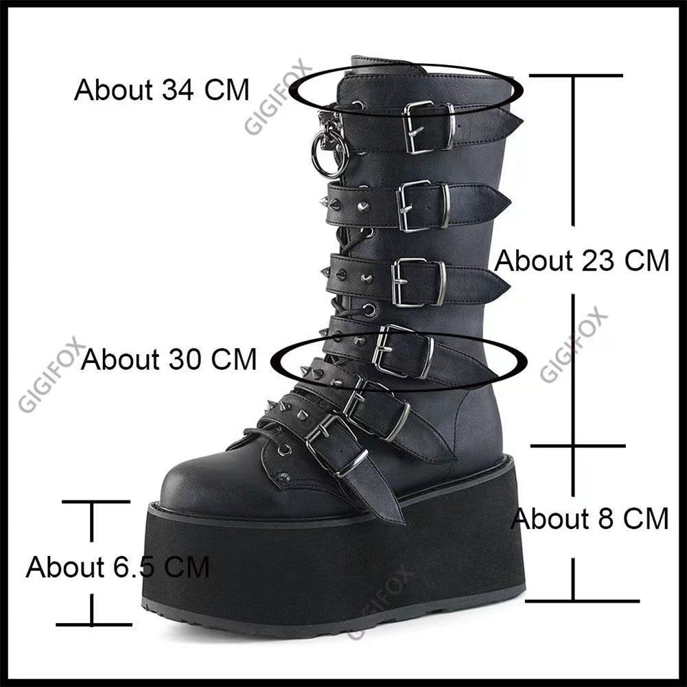 Damen nan hochschaftige Lack-Plateau-Stiefel mit mehrfach verstellbaren Schnallen und herzförmigen Nieten Echo Archiv