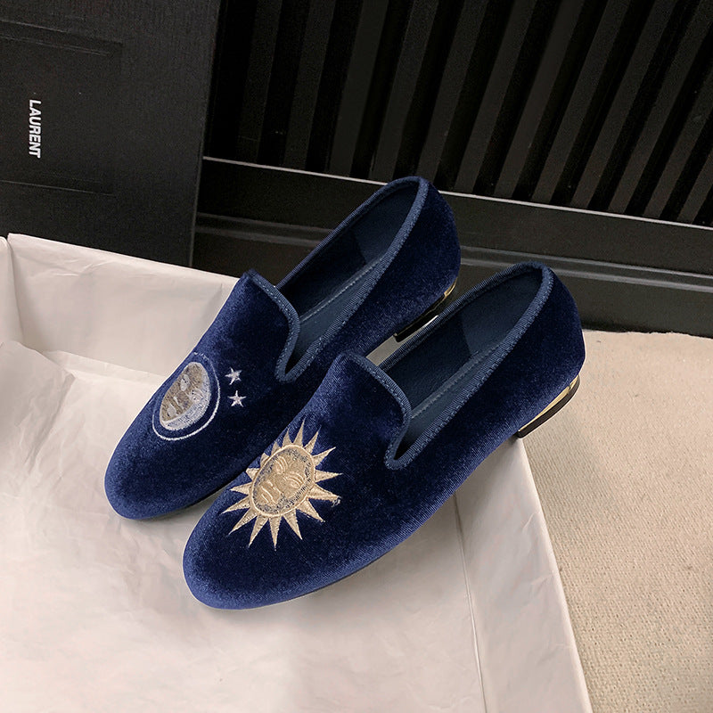 Damen Samt-Slipper mit Sonnenstickerei und goldener Absatzkappe Echo Archiv