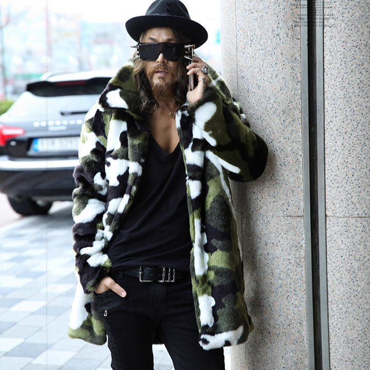 Herren Camouflage-Kunstpelz-Mantel mit langem Schnitt und Oversize-Silhouette Echo Archiv