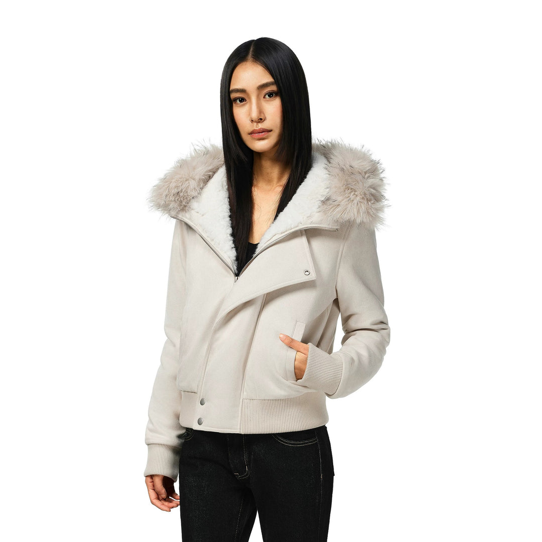 Damen kurze Lammfelloptik-Bomberjacke mit voluminöser Kapuzenblende und Daumenlochbündchen – Avenza