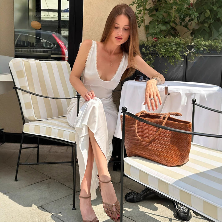 Damen elegantes Satin-Nachtkleid mit tiefem V-Ausschnitt und breiten Trägern Echo Archiv
