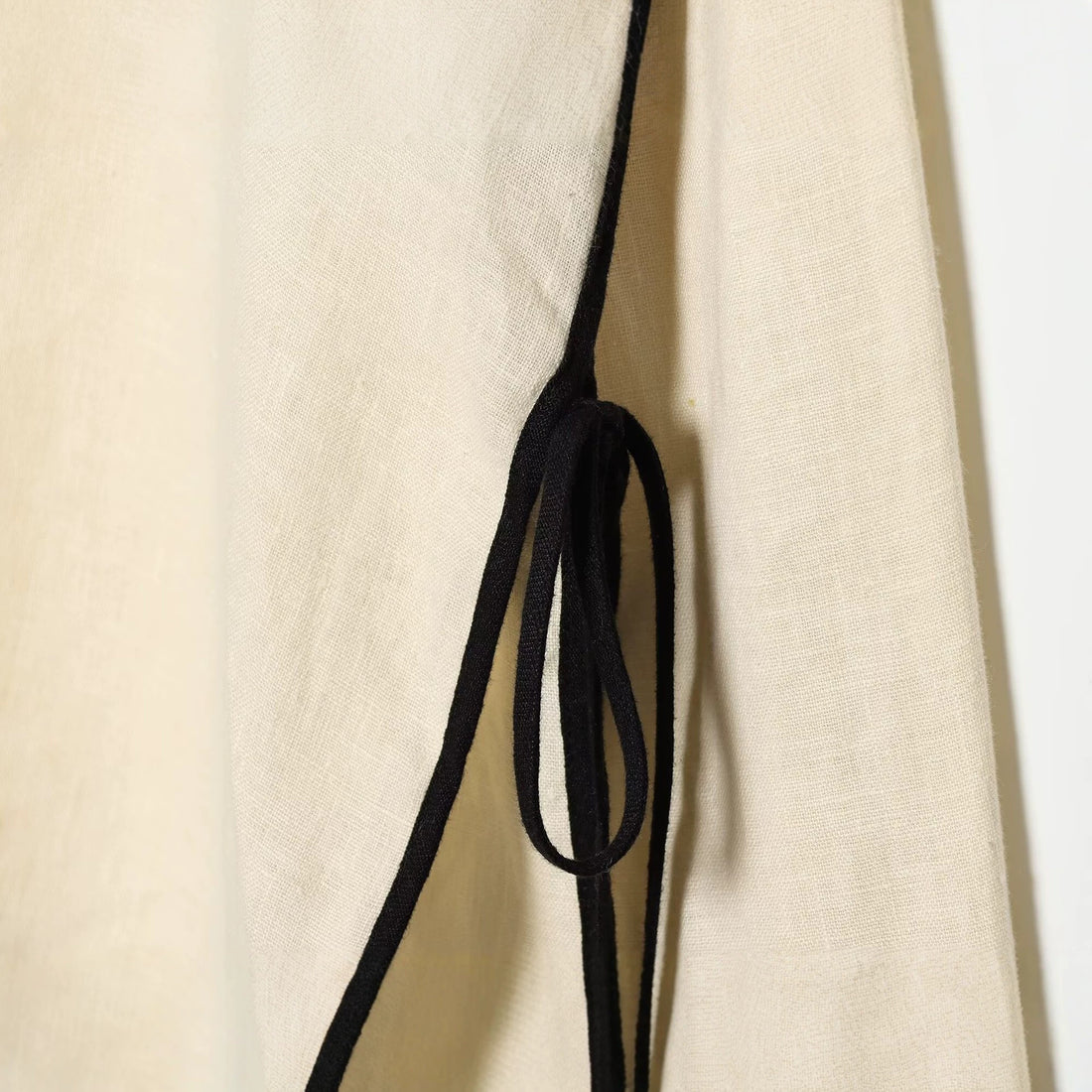 Damen Weite Leinenoptik-Hose mit hohem Elastikbund, Kontrastpaspel und Bein‑Schnürdetail Echoarchiv