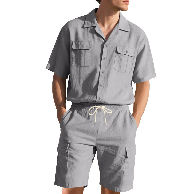 Herren Freizeit-Outfit mit lässigem Hemd und praktischen Cargo-Shorts Echoarchiv